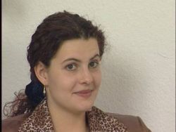 Die unerfahrene Lady lässt sich vom älteren Typen Sexspielzeuge in die Fotze ficken
