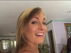 Dicke Penisse rammeln geile Blondine beim Analsex