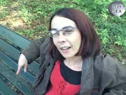 Eine ältere Milf macht Solosex mit einem Dildo bevor sie ihm einen Blowjob gibt