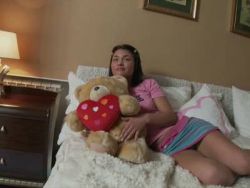 Scharfes Teen mit kleinen Hupen lässt sich die anale Schlucht bumsen