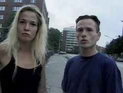 Er befriedigt dem blonden Flittchen gierig die Analfotze