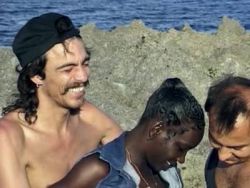 Das Ebony Luder lutscht seinen weißen riesigen Dödel