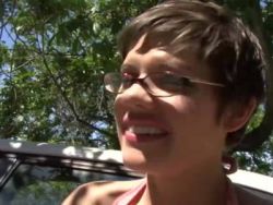 Das Girl mit Brille bläst den Pimmel draußen