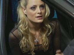 Das perverse Luder gibt dem Typen einen Blowjob, um der Strafe zu entgehen