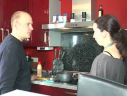 Ein frivioles Bückstück lutscht einen Kolben und macht einen Mundfick