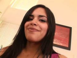 Ein geiles Flittchen schleckt beim Blowjob einen strammen Kolben