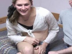 Ein lüsternes junges Luder mit feuchter Spalte macht einen Blowjob