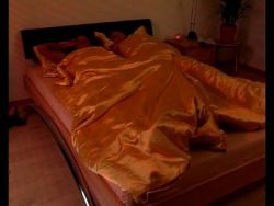 Eine scharfe Nutte mit tropfender Muschi macht einen Blowjob