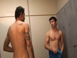 Gay Penis wird geblasen und dann das Arschloch gevögelt