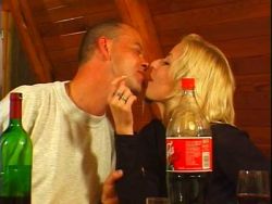 Hammergeile Tussi beim heißen Oralsex an der Bar