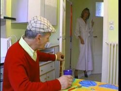 Hübsche versaute Blonde bläst einen Schwanz