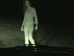 Im Auto gibt die heiße Schlampe dem dicken Lümmel ein Mundjob