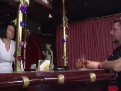 Kurvenreiche Bar Schlampe leckt ihrem Kunden den Penis