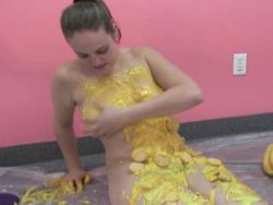 Das perverse Girl beim sinnlichen Sploshing mit matschigen Lebensmitteln