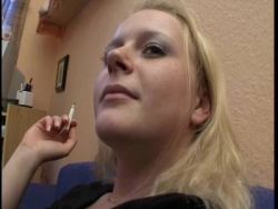 Erfahrener Mann steht auf ein pinkelndes Girl