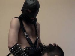 Der dominante Hengst lässt sich seinen langen Penis oral ficken