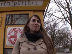 Der Typ wichst sein Sperma in die aufgefickte Fotze