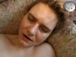 Geiler Zuschauer spritzt nimmersatter Hure nach Selbstbefriedigung die volle Ladung Sahne ins Gesicht