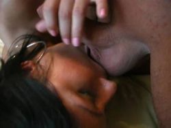 Tätowiertes Luder bekommt eine Ladung Sperma auf ihre Titten gespritzt