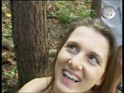 Weibsbild massiert zwei Schwänze gleichzeitig im Wald