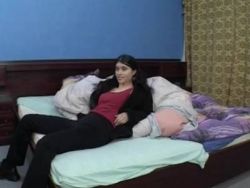 Das jüngere Teen Fotzengirl wird mal ganz schnell von dem Hengst gebumst