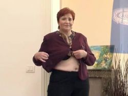 Die sexgeile Großmutter zieht sich aus und zeigt ihre faltigen Titten