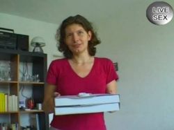 Sexy Hausfrau verwöhnt sich die rasierte Pussy