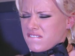 Blondine in sexy Dessous lässt sich von einem dicken Ständer ficken
