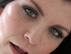 Die erotische MILF in ihren heißen Strümpfen beim intensiven Intimsex