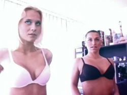 In Trikotage zeigen Amateur Huren ihre unrasierten Lustgrotten