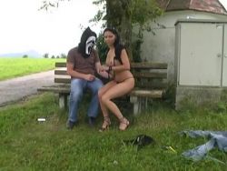 Kerl mit Maske vögelt ein erotisches Flittchen Outdoor