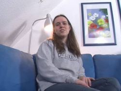 Auf dem Sofa befriedigt sich die geile Lady alleine