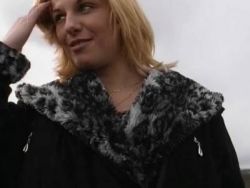 Die notgeile Frau zeigt sich beim Selbstfick