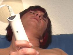Die scharfe Bitch macht es sich selbst