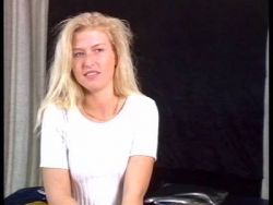 Die willige Schlampe massiert sich die kleinen Titten und die rasierte Muschi