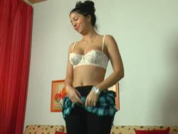 Hemmungsloser Solosex einer Latina mit einer blanken Fotze