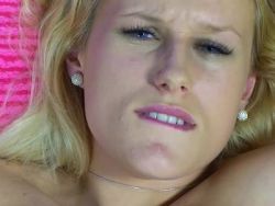 Mit dem Dildo fickt sich die scharfe Hausfrau