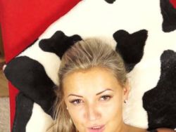 Prima Blondine fingert sich