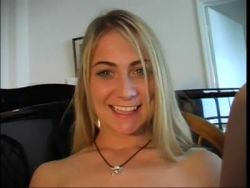 Scharfe Blonde Frau steckt sich einen Vibrator in die Lustgrotte