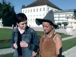 Ungeniert macht es sich die knackige Nutte vor laufender Kamera selbst