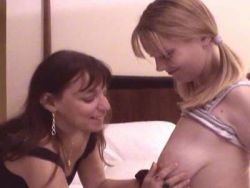 Die beiden geilen MILFs besorgen es sich vor der Kamera