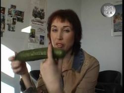 Sexy Mutti vögelt sich selbst mit der Gurke