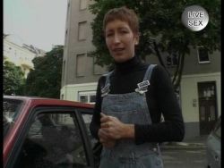 Die Hausfrau mit den Mini-Titten rammt sich eine Kerze in die Fotze