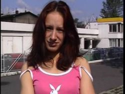 Ein geiles Girl mit kleinen Eutern nagelt sich die Spalte