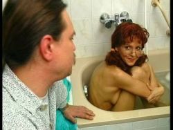 MILF mit kleinen Möpsen verschlingt einen Pint