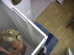 Scharfe Girls mit knackigen Brüsten und rasierten Muschis duschen