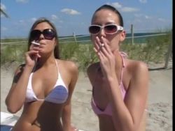 Sexy Luder mit flachen Busen bespielt sich die Pussy mit Dildos