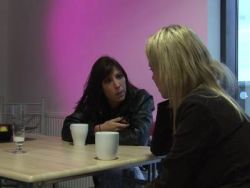 Beim Gruppensex werden lüsterne Girls in die Spalten genagelt