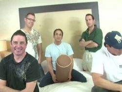 Ein schneller Gruppenfick endet mit einem intensiven Cumshot für die nasse Möse