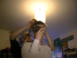 Girlie saugt beim Dreiersex die Lümmel